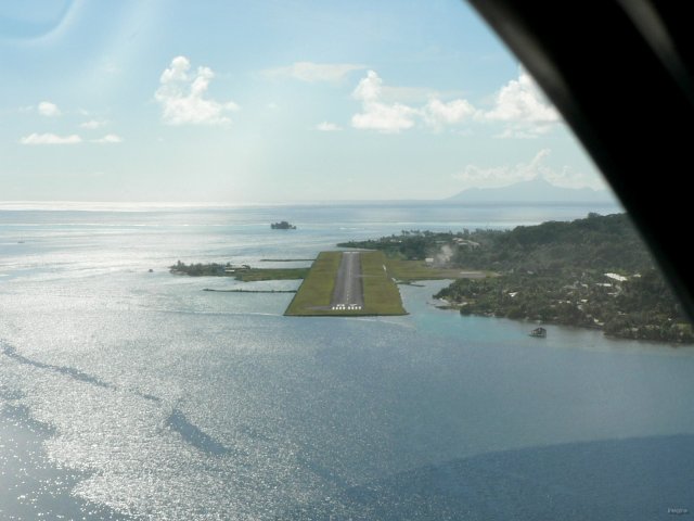 84- En finale vers l'aeroport, Huahine a l'horizon 